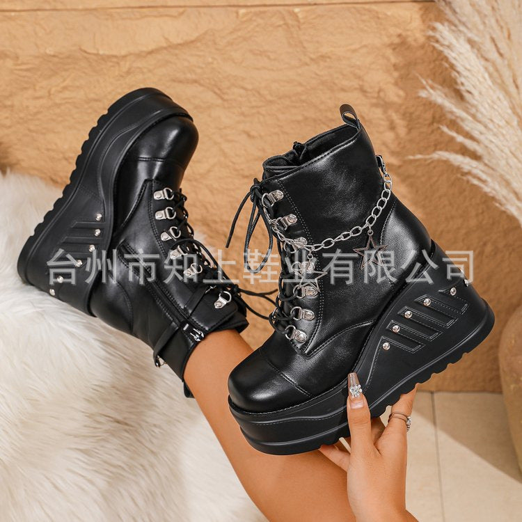 Damen nan Gothic Plateau-Stiefelette mit Schnürung, Ösenriemen und Anhänger-Details EB