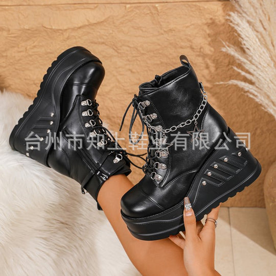 Damen nan Gothic Plateau-Stiefelette mit Schnürung, Ösenriemen und Anhänger-Details EB