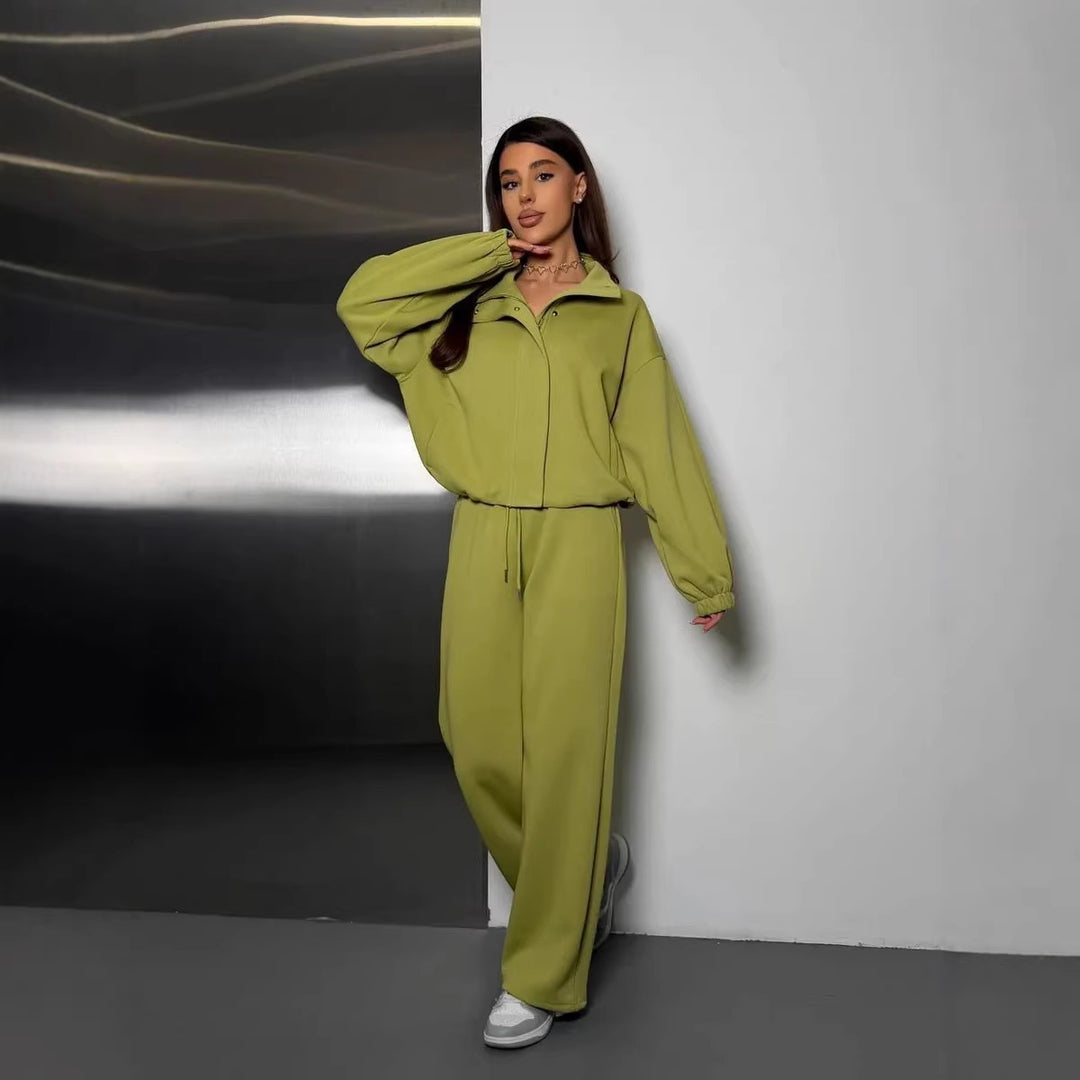 Damen gekürztes Reißverschluss-Hoodie mit Stehkragen und hochgeschnittener Kordel-Jogginghose Eichborn Berlin