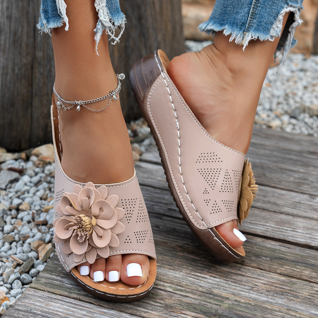 Damen Pantoletten mit floraler 3D-Applikation und atmungsaktiver Obermaterialstruktur EB