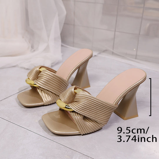 Damen Elegante High-Heel Sandaletten mit modischem Rippendesign und goldener Akzent-Details EB