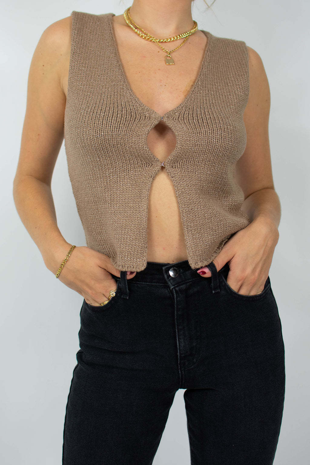 Damen gestricktes Crop-Top mit schickem V-Ausschnitt und dekorativem Schlüsselverschluss EB