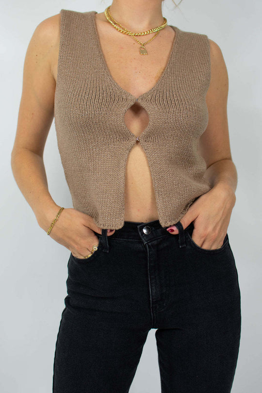 Damen gestricktes Crop-Top mit schickem V-Ausschnitt und dekorativem Schlüsselverschluss EB