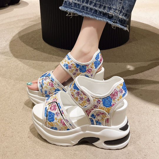 Damen Massiver Keilabsatz-Sandalette mit verstellbaren Klettriemen und geblümtem Textilobermaterial EB
