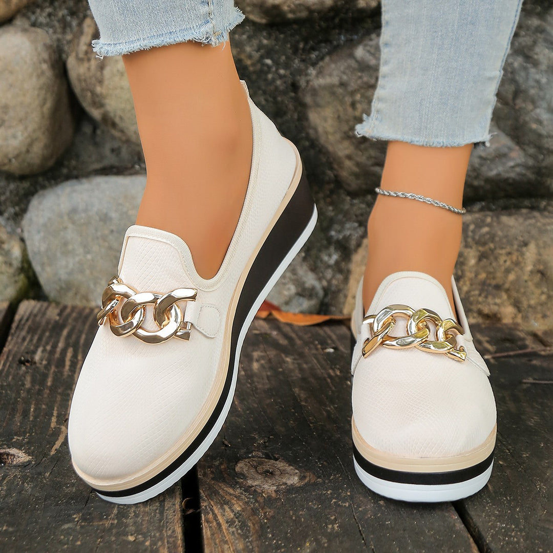 Damen slip-on Plateau-Loafer mit dekorativer Metallkette, strukturiertem Kunstleder und gepolstertem Komfortfußbett EB