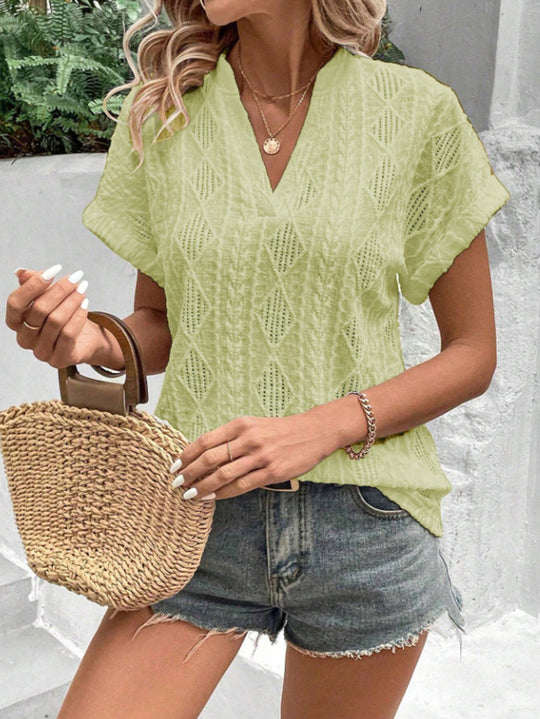 Damen Luftiges Kurzarmshirt mit raffinierten Lochdetails EB