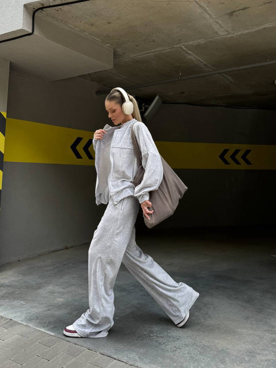 Damen sportive Oversize-Fleecejacke mit diagonaler Reißverschluss-Optik und weit geschnittener High-Waist-Jogginghose Eichborn Berlin