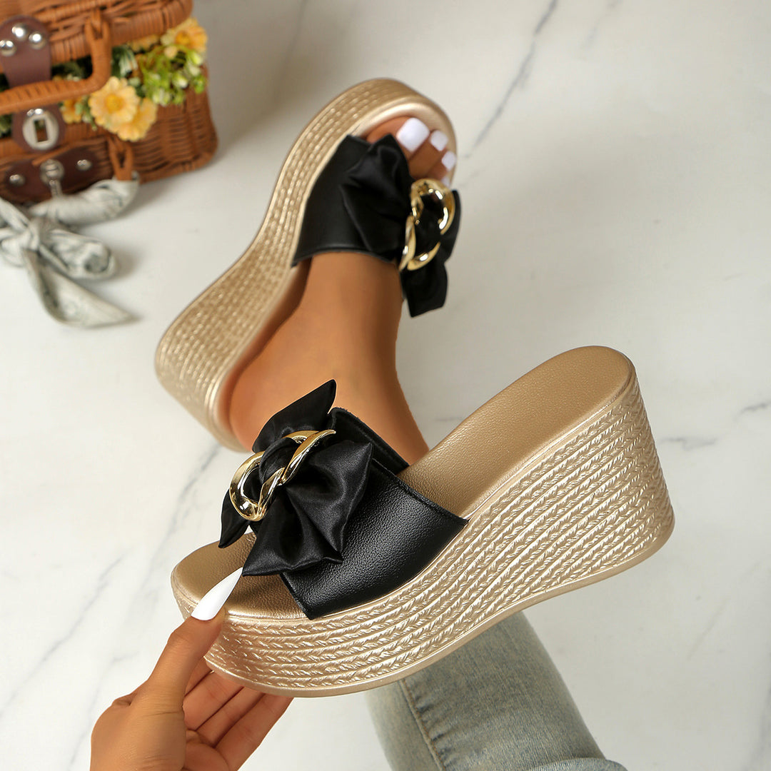 Damen Wedge-Sandel mit modischem Schleifen-Design und eleganter Kettenapplikation EB