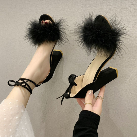 Damen Hochhackige Sandalen mit dekorativem Plüschball und femininer Schnürung EB