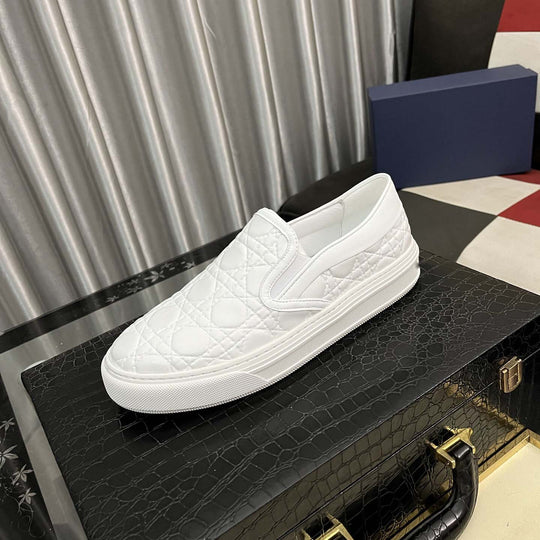 Damen Slip-On Sneakers mit eleganter Steppoptik und rutschfester Sohle EB
