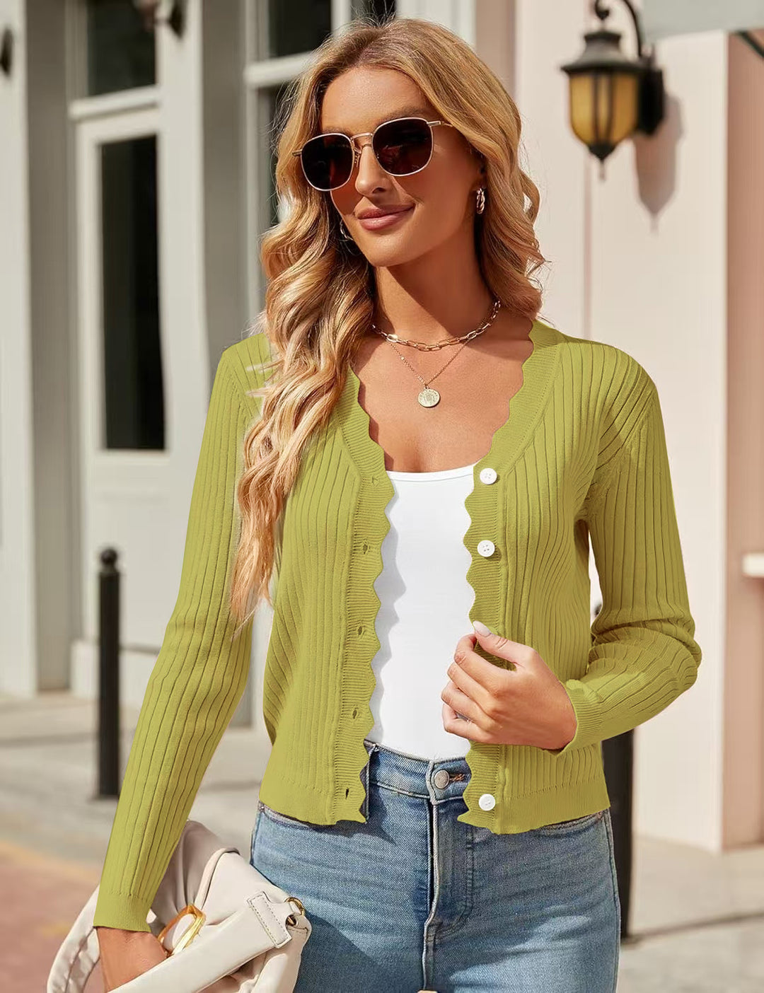 Damen Feiner Rippstrick Cropped-Cardigan mit Wellensaum und dekorativer Knopfleiste EB