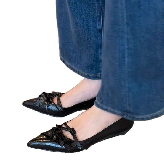 Damen elegante Spitzer Pumps mit Rüschen und dekorativem Riemen EB