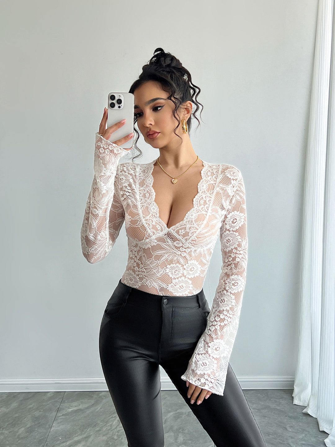 Damen nan tailliertes Spitzenshirt mit tiefem V-Ausschnitt, floraler Netzspitze und langen Ärmeln EB