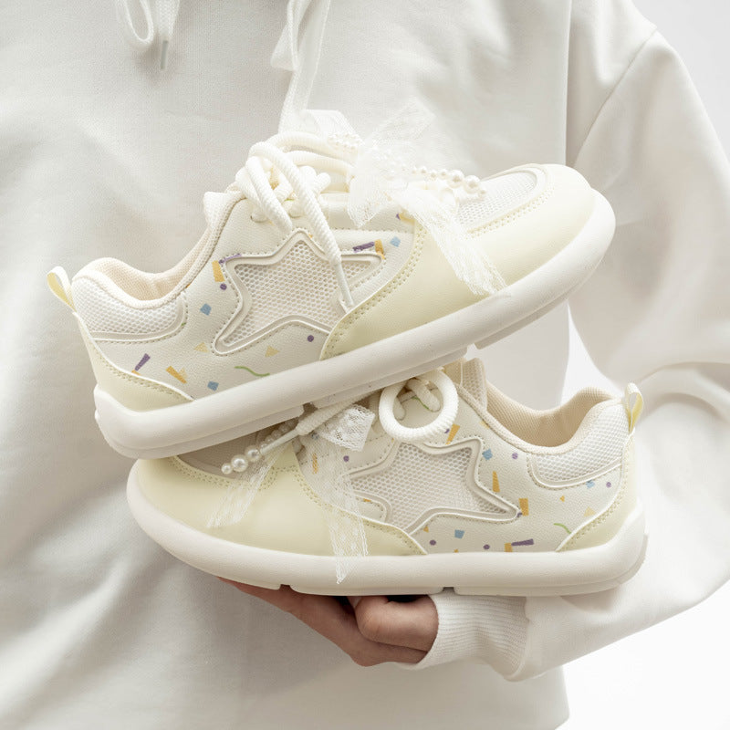 Damen Sneakers mit verspieltem Sternen-Muster und perlenverzierten Schnürsenkeln EB