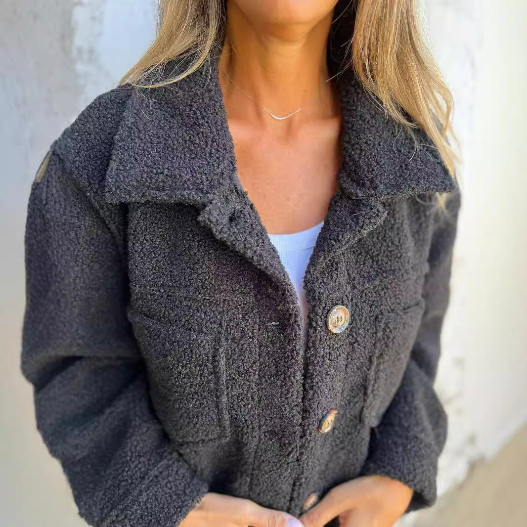 Damen nan Teddyjacke mit großem Reverskragen, durchgehender Knopfleiste und aufgesetzten Pattentaschen EB
