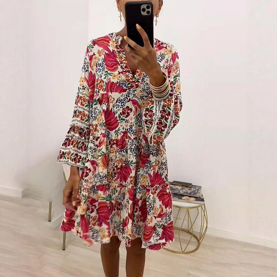 Damen nan verspieltes Tunika-Stufenkleid mit tiefem V-Ausschnitt, geraffter Brustpartie, Volantstufen und ornamentaler Stickbordüre EB