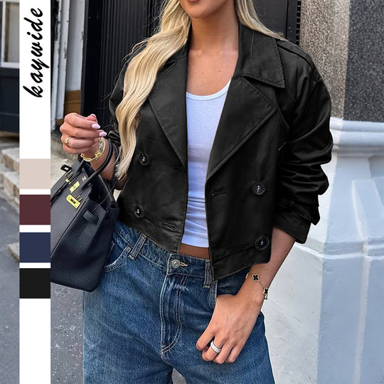 Damen nan kurzer Satin-Trench mit doppelreihiger Knopfleiste, aufgesetzten Pattentaschen und geknöpften Ärmelmanschetten EB