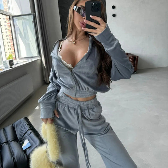 Damen luxuriöser Samt Zweiteiler Jogginganzug mit Cropped Reißverschluss und weiten Hosen Eichborn Berlin