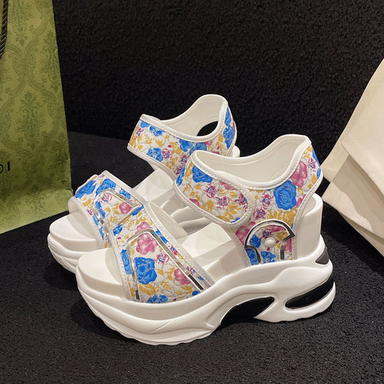 Damen Massiver Keilabsatz-Sandalette mit verstellbaren Klettriemen und geblümtem Textilobermaterial EB