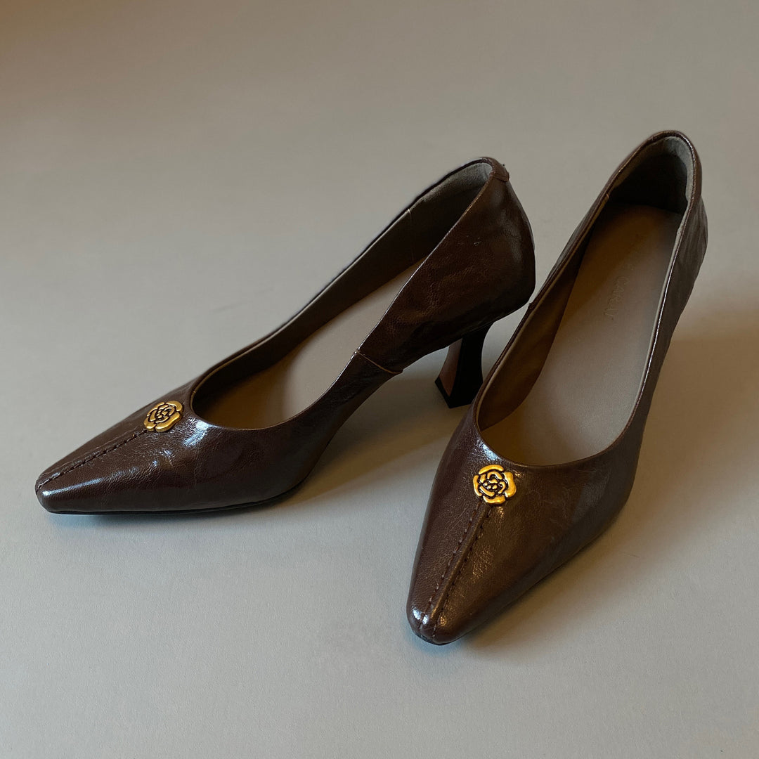 Damen elegante Pumps mit einzigartiger Goldapplikation und komfortablem Blockabsatz EB