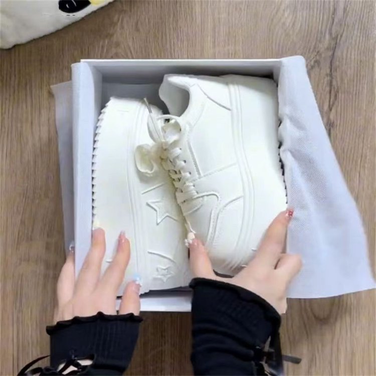 Damen Plateau-Sneaker mit modernen Stern-Applikationen und dämpfender Sohle EB