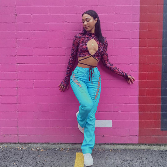 Damen Crop-Top mit innovativem Cut-Out-Design und langen Ärmeln EB