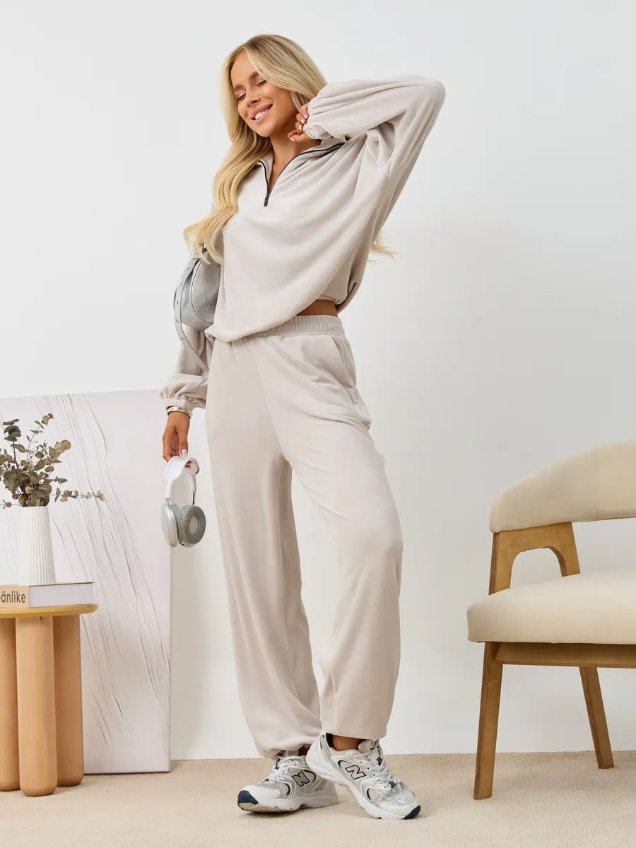 Damen samtiges zweiteiliges Lounge-Set mit Kapuzen-Halbzip und elastischer Bundhose EB