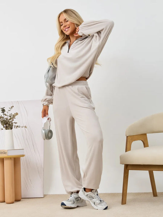 Damen samtiges zweiteiliges Lounge-Set mit Kapuzen-Halbzip und elastischer Bundhose EB