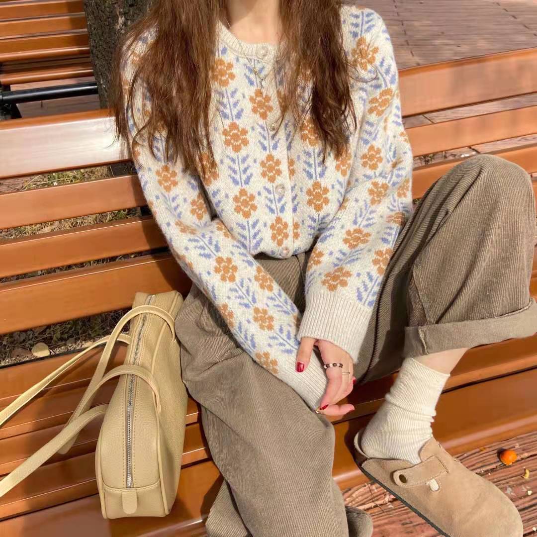 Damen Strickjacke mit floralen Muster und Knöpfen EB