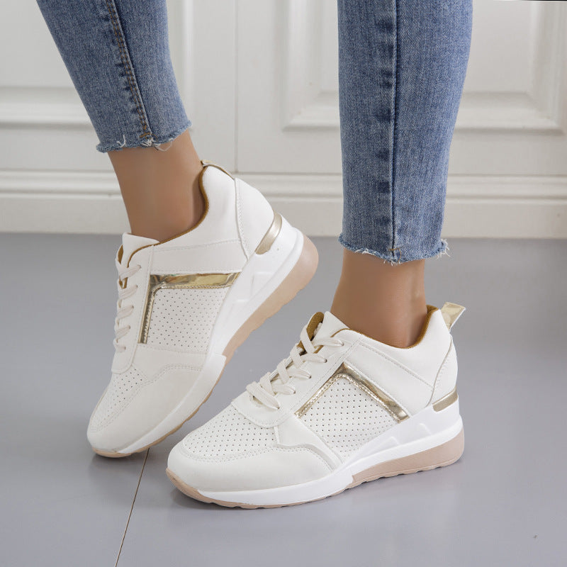 Damen  Keil‑Sneaker mit perforiertem Microfaser‑Upper, gepolsterter Fersenkappe und rutschfester Profilsohle EB
