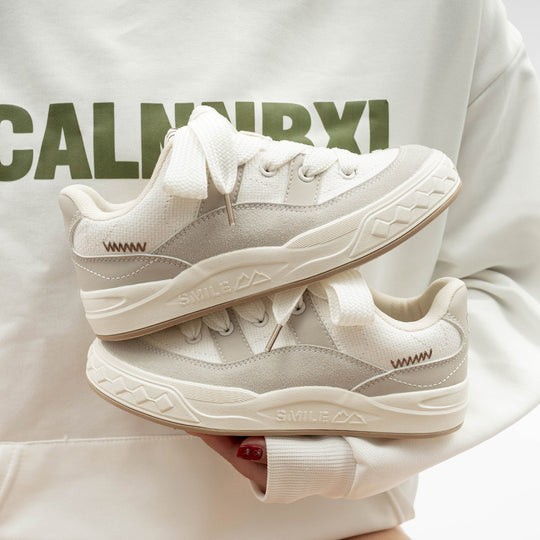 Damen Sportliche Sneakers mit innovativer Oberflächenstruktur und gepolsterter Sohle EB