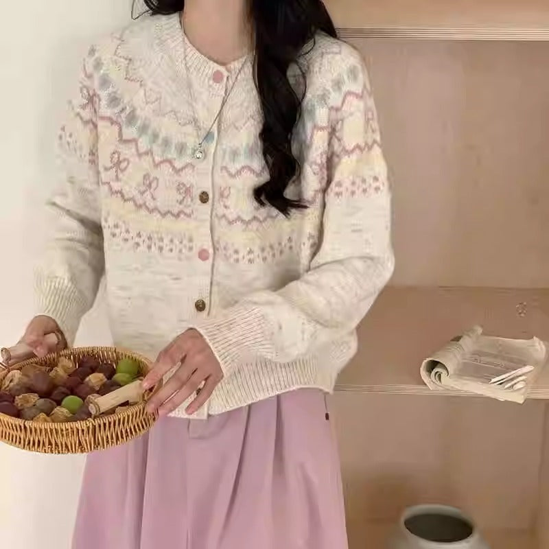 Damen Strickjacke mit festlichem Muster und modischen Knöpfen EB