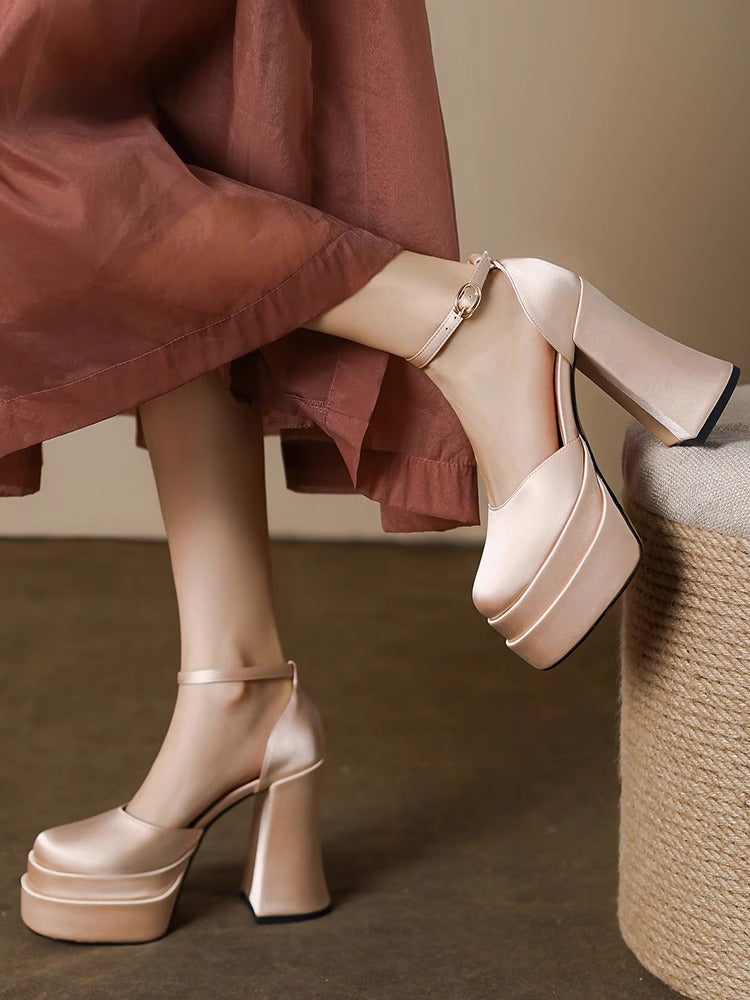 Damen Plateau-Pumps mit modernem Design und elegantem Knöchelriemen EB