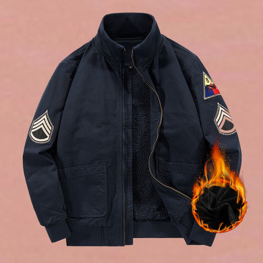 Herren nan militärisch inspirierte Bomberjacke mit aufgesetzten Patches, verdecktem Reißverschluss und elastischen Bündchen EB
