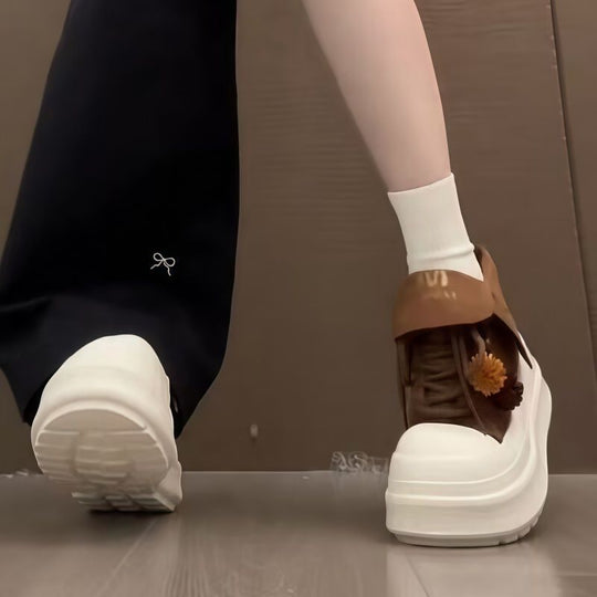 Damen Sportliche Plateau-Sneaker mit verspielten Anhängern EB