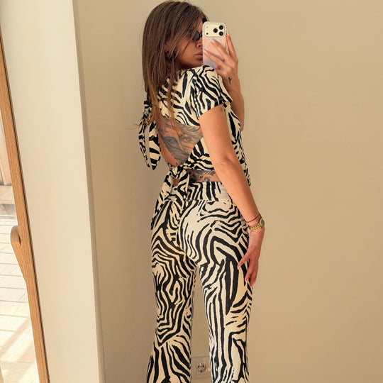 Damen Set aus kurzärmligem Oberteil und Schlaghose mit Zebra-Muster EB
