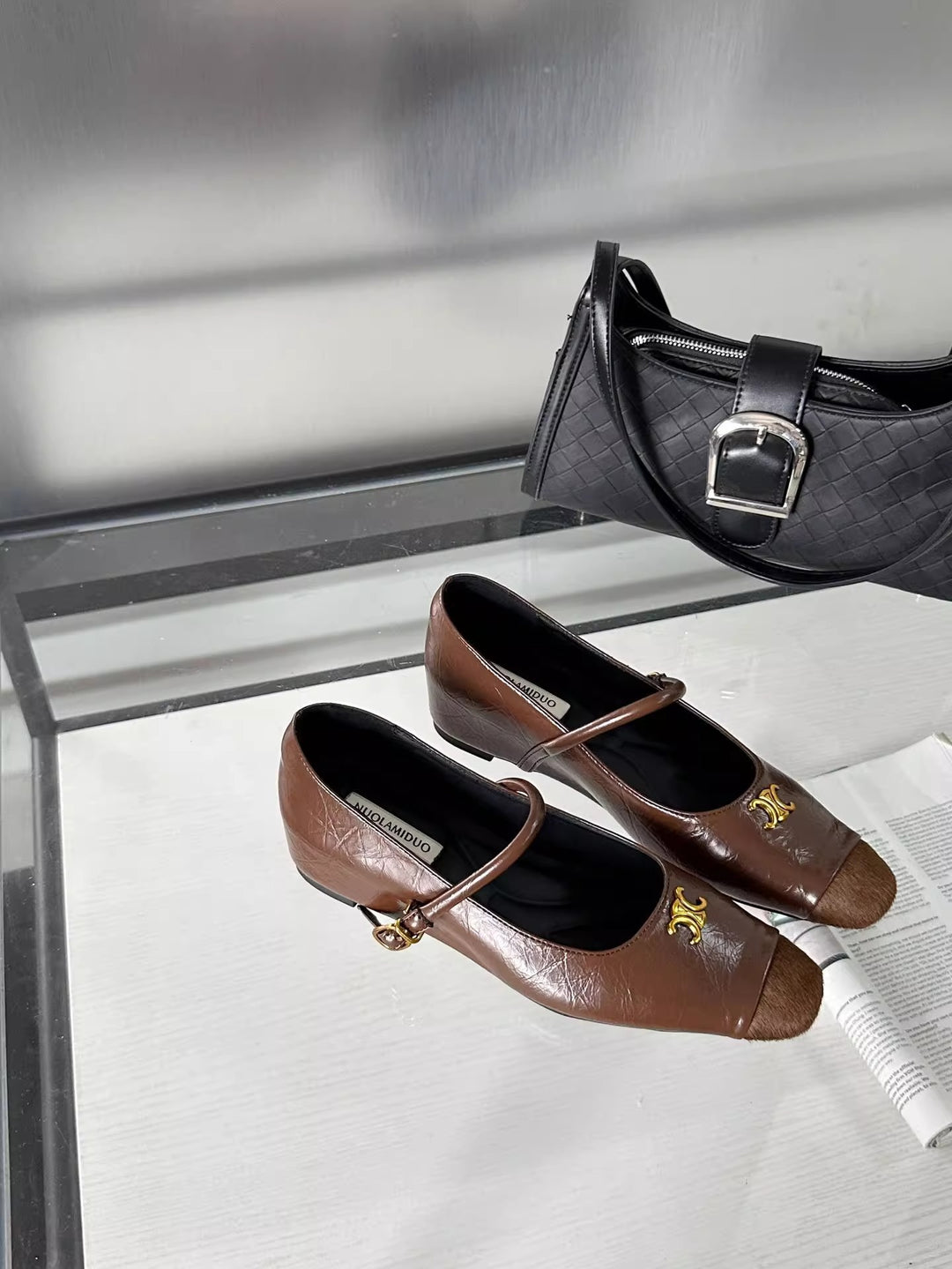 Damen elegante Ballerinas mit modischem Riemen und geschmackvollem Schmuckdetail EB