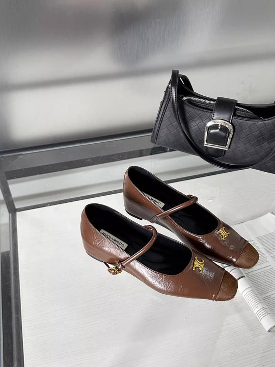 Damen elegante Ballerinas mit modischem Riemen und geschmackvollem Schmuckdetail EB
