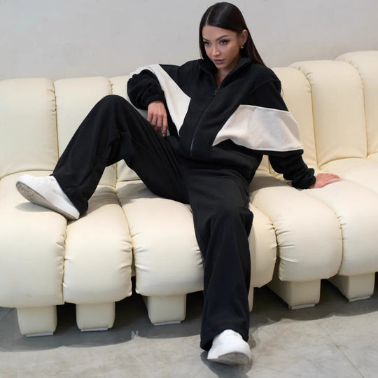 Damen oversized Reißverschluss-Fleecejacke mit Paneel-Details und weiter High-Waist-Loungehose Eichborn Berlin