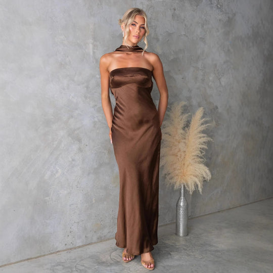 Damen Elegantes Abendkleid mit schulterfreiem Design und schimmerndem Satin EB