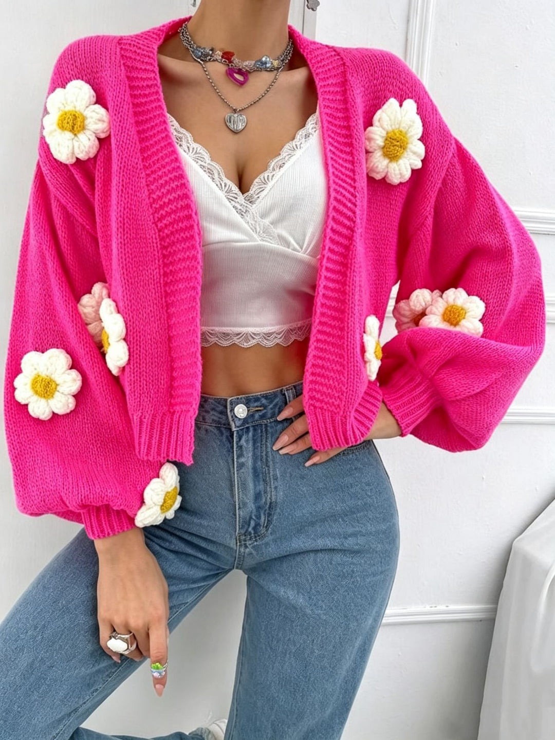 Damen Kurzgeschnittener Grobstrick-Cardigan mit 3D-Blütenapplikationen EB