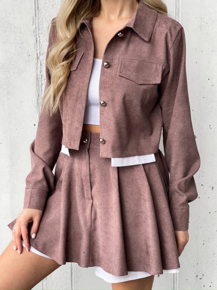 Damen kurzes Cordjacken- und Faltenrock-Set mit taillenhohem Faltenrock und cropped Hemdjacke Eichborn Berlin