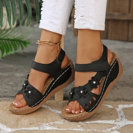 Damen Wedge-Sandalen mit dekorativen Blumenapplikationen und verstellbaren Riemen EB
