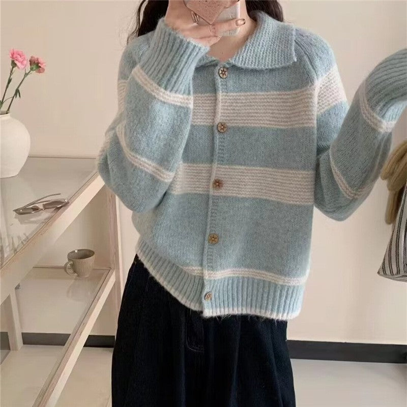 Damen Modischer Strickcardigan mit eleganten Streifen und Holzknöpfen EB
