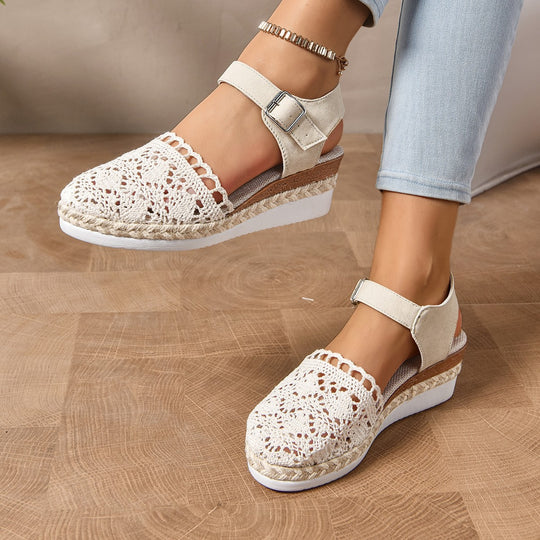 Damen  bestickte Espadrille-Pantoletten mit verstellbarem Knöchelriemen, floraler Häkel-Optik und geflochtenem Jute-Plateau EB
