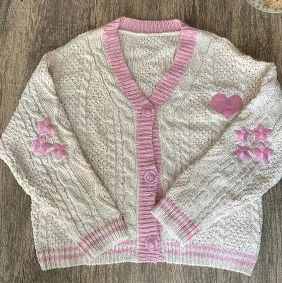 Damen nan gestrickte Cardigan mit Zopfmuster V-Ausschnitt und Herz- und Sternapplikationen EB