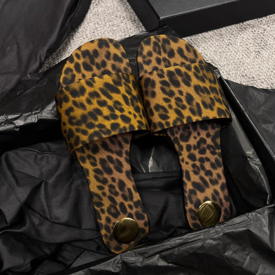 Damen Sandalen im luxuriösen Leopardenmuster mit breitem Riemen und eleganter Schnallenakzent EB