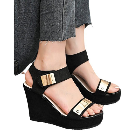 Damen nan Keilabsatz-Sandalette mit Plateau und metallischen Details EB
