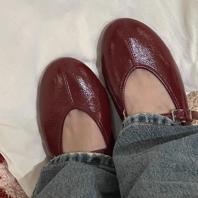 Damen Ballerinas mit verstellbarem Riemen und glänzender Oberfläche EB