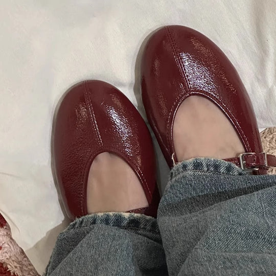 Damen Ballerinas mit verstellbarem Riemen und glänzender Oberfläche EB